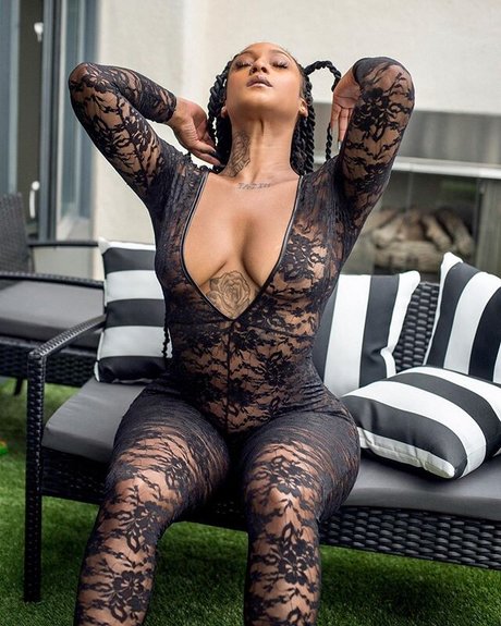 Mizz Twerksum model porn images