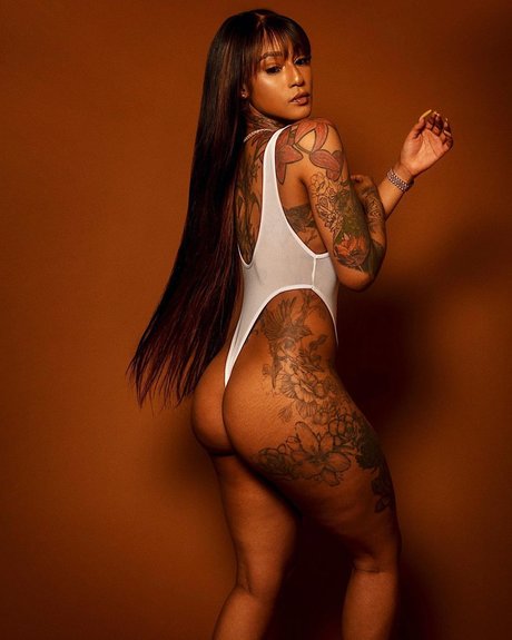 Mizz Twerksum porn actress photo