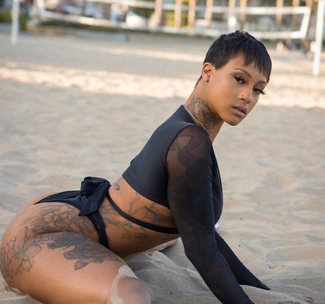 Mizz Twerksum nude pornstar picture