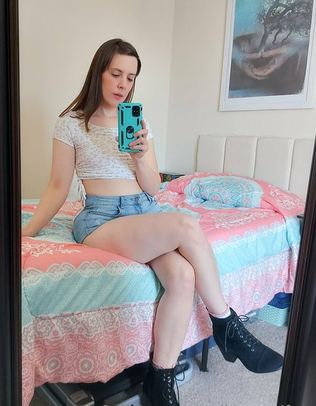 ellynaomifree nice model pic