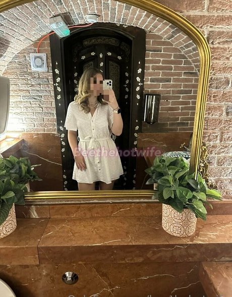 BeeTheHotwife sex actress img