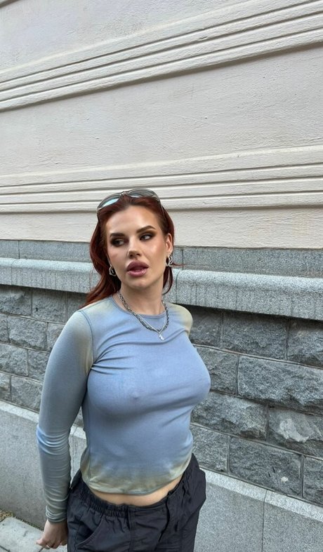 Felicia Aveklew pretty star img