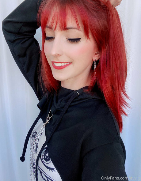 evvils model pretty img