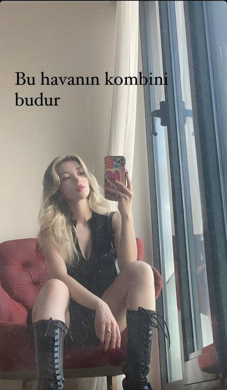 Snowmaiid sexy actress photos