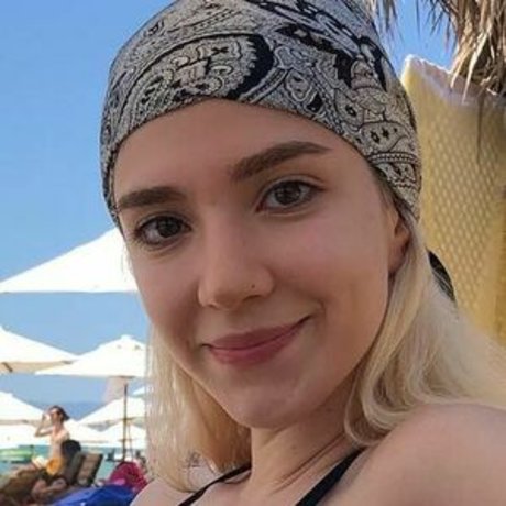 Snowmaiid model nude pic