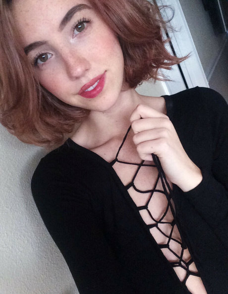 breebunn model naked picture