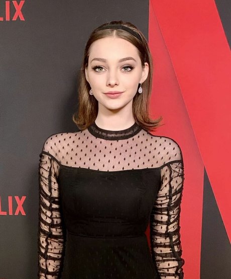 Emma Dumont sex actress archive