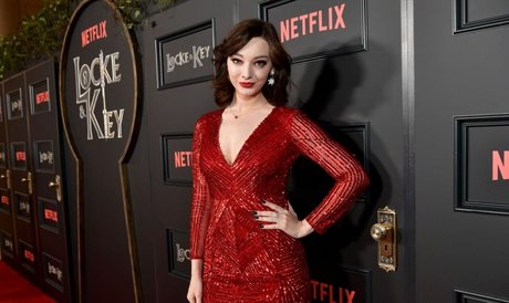 Emma Dumont star adult galleries