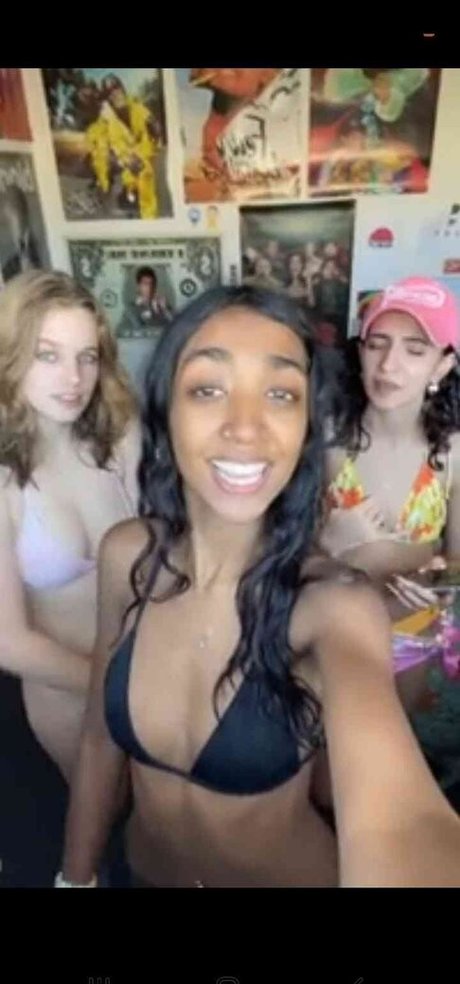 Teagan Croft sexy model photo