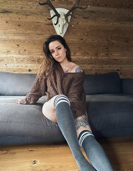 Missrage model nude pictures