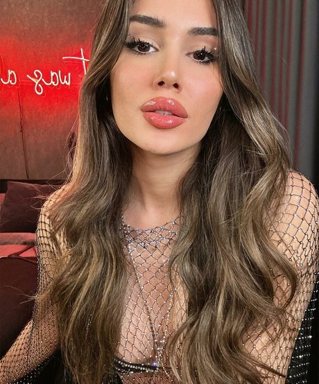 Kardelen Toprak pretty model pics