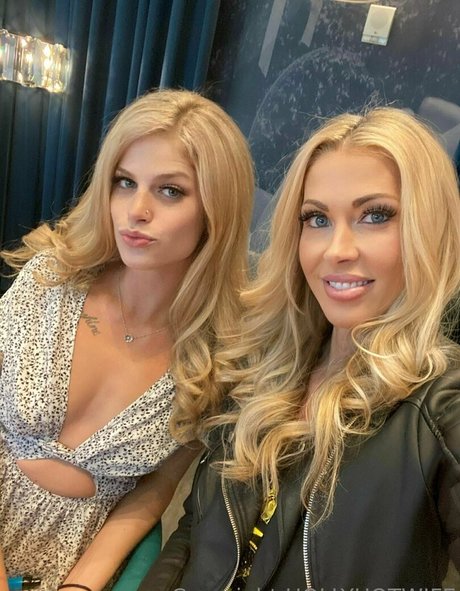 hollyhotwife model exclusive photos