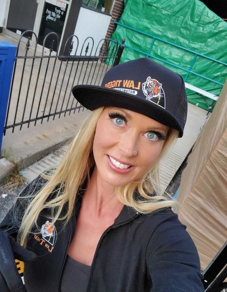 hollyhotwife model sexy galleries