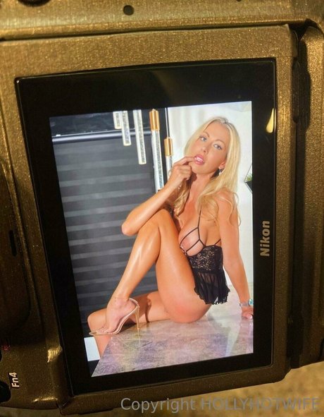 hollyhotwife naked model pic