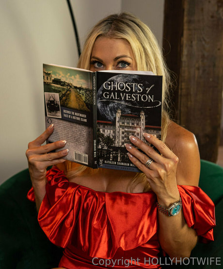 hollyhotwife star sexy pic