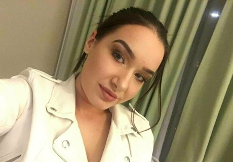 aubrey frost model pretty pictures