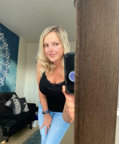 HealthyHappyFitandProud hot actress photos