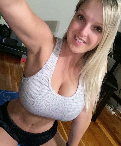 HealthyHappyFitandProud sexy model img