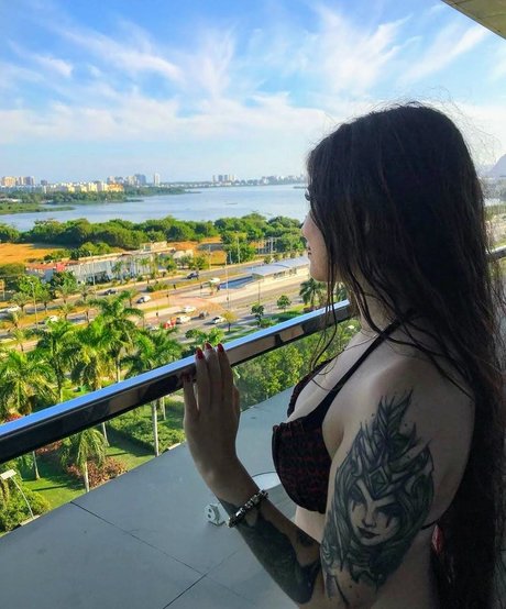 Diretora Muniz high quality model galleries