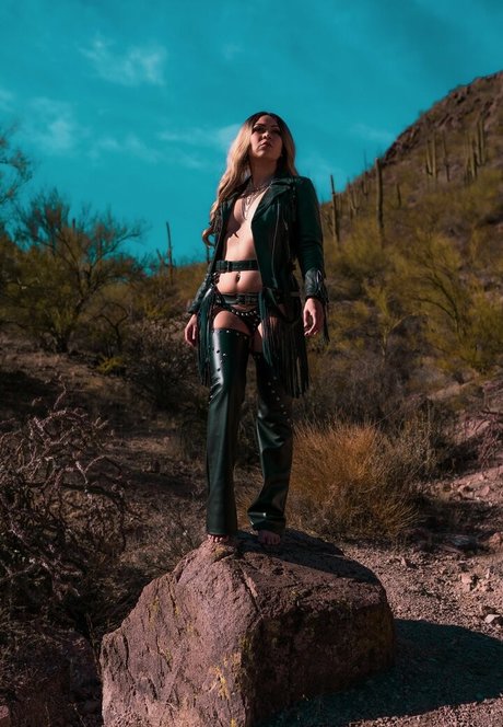 Pinksaltmoon pretty model img