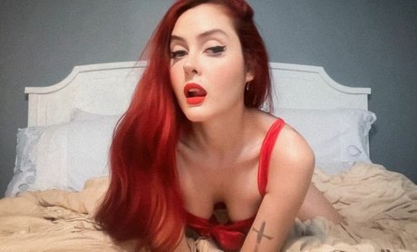 Maren Altman naked model img