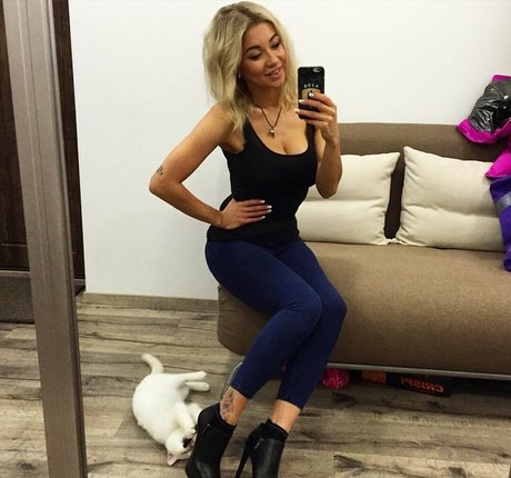 Polina Logunova art model archive