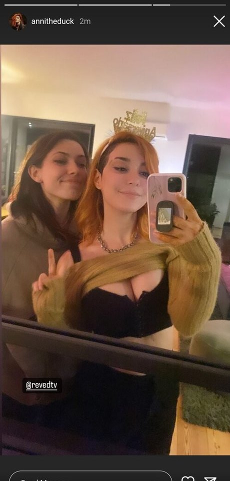 AnniTheDuck pornstar free photos