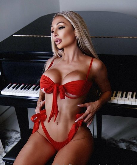 missnicusia star photo