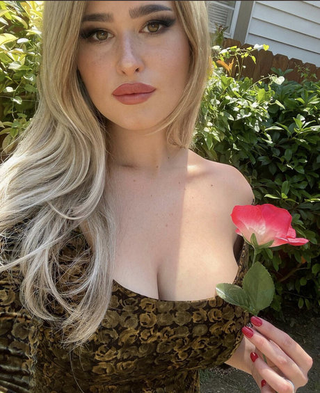 Hollyhawthorne model top images