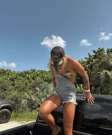 Sol Ruca nude model photo