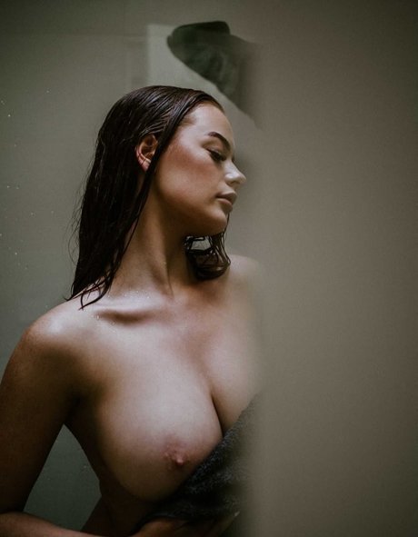 Sarah Barton model hd img