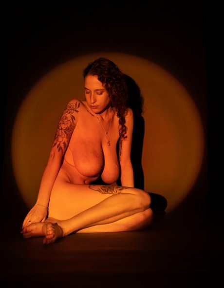 Yasmin avrahami model art galleries