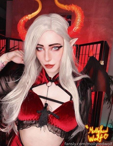 MollyRedWolf star hot image