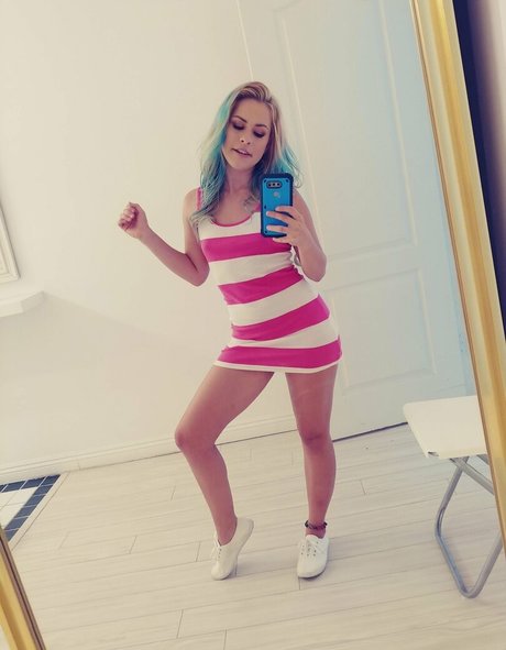 lillillylitxxx model pornographic image