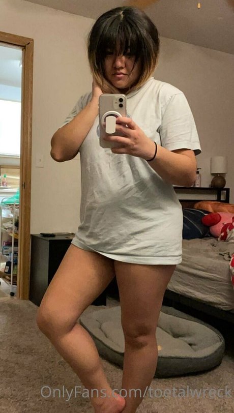 toetalwreck model top pictures