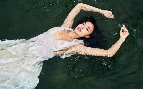 Kelly Gale sexy model photo