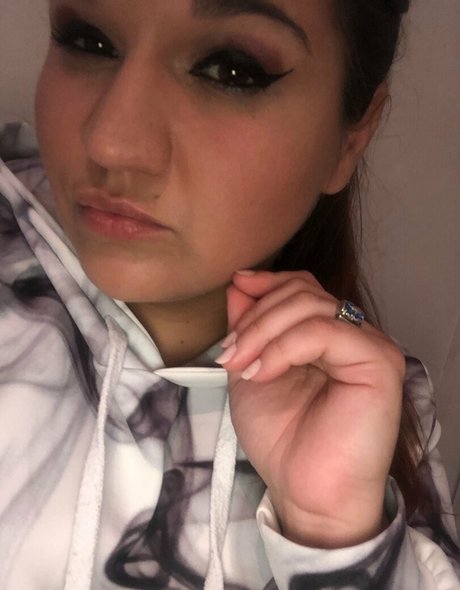 begformolly erotic actress pictures