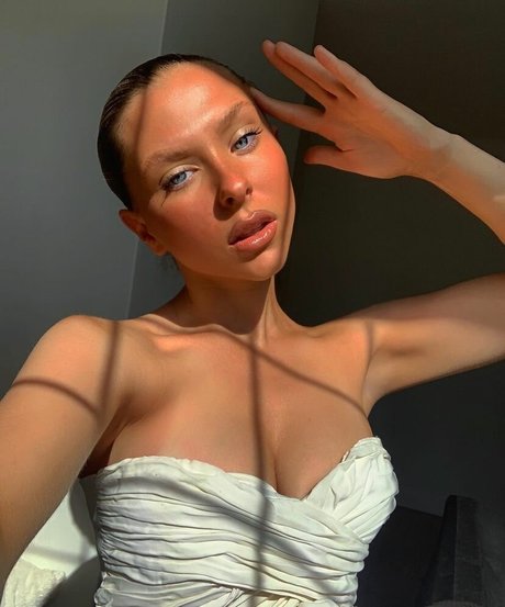 Morgan B model beautiful img