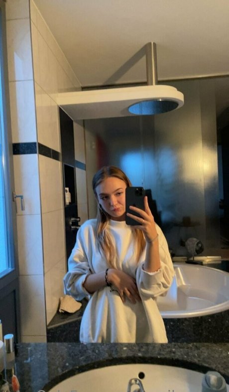 emilyxxoxo pornstar beautiful pic