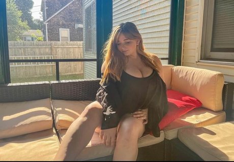 Curvy Goddesses nice model photo