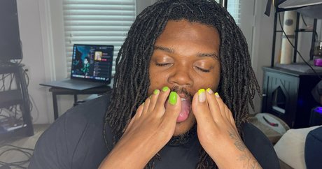 chenalfeet model photo