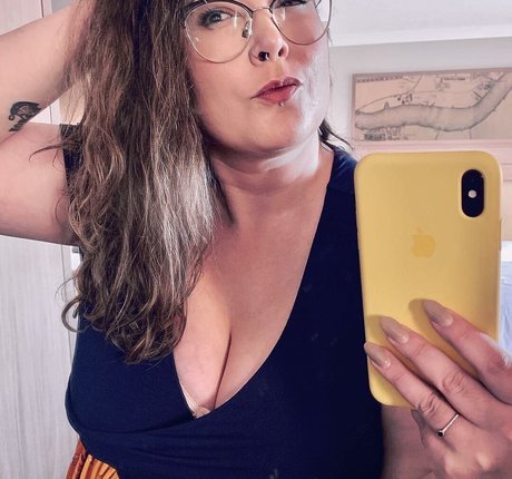 Penelope34J model sexy pic