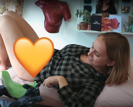 Hannah Witton hot star image