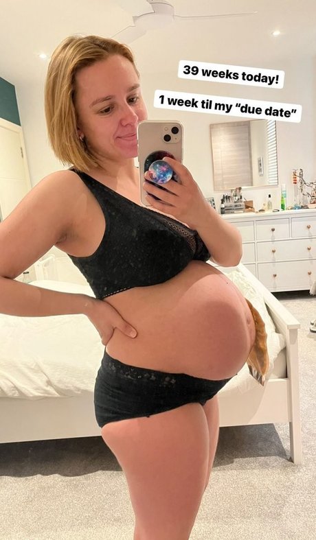 Hannah Witton naked model pic