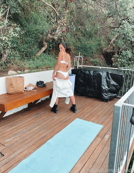 saintjessie nude actress photos