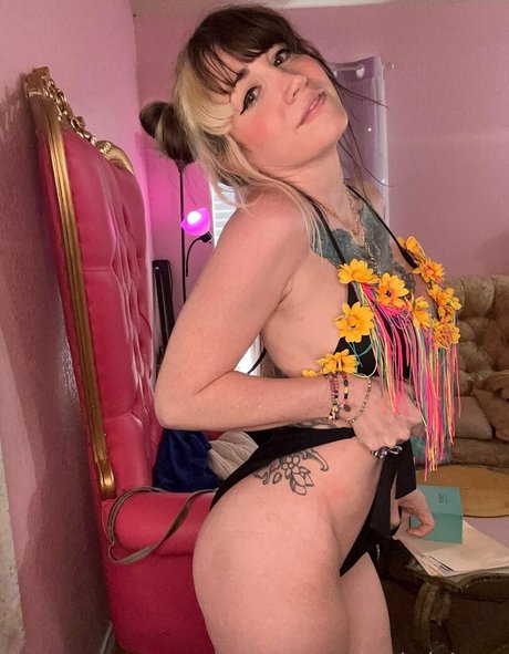 lolaluxx nude model img