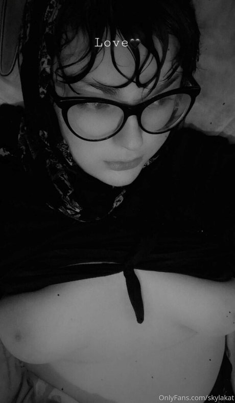 skylakat nice model pic