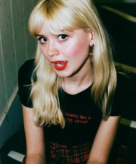 Maisie Peters star top pictures