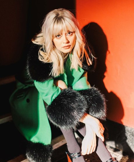 Maisie Peters model naked pic