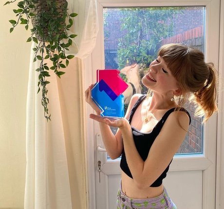 Maisie Peters star erotic gallery